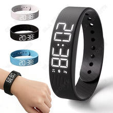 Pulseira HT30 preta com visor LED, com exemplos de outras cores e uso no pulso