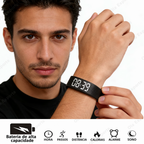 Homem usando a pulseira com ícones de funções em português